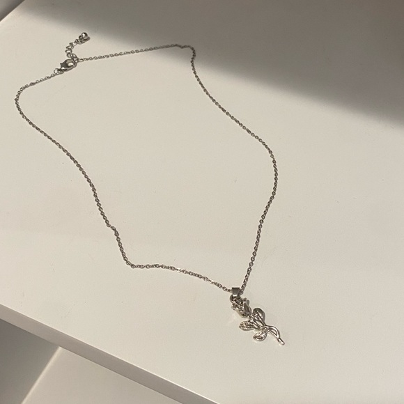 Urban Outfitters Silver Rose Necklace - Picture 2 of 3
